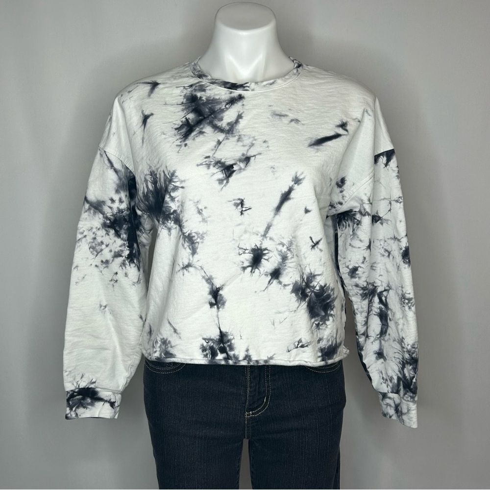 Black & White Tie-Dye Cropped Raw Hem Sweatshirt - Off Duty by BB Dakota, Large‎